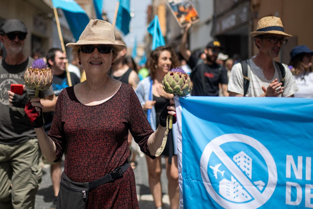 Una mujer durante una concentración contra la ampliación del Aeropuerto Josep Tarradellas Barcelona-El Prat?, a 14 de junio de 2025, en El Prat de Llobregat, Barcelona, Catalunya (España). El objetivo de la protesta, convocada por la plataforma Ni un pam de Terra, es mostrar el rechazo ciudadano al proyecto de ampliación de la tercera pista del aeropuerto que, según los convocantes, tendrá un grave impacto ambiental y social sobre espacios protegidos como La Ricarda y el Remolar, en el delta del Llobregat. 14 JUNIO 2025;AEROPUERTO;MANIFESTACIÓN;AMPLIACIÓN;PROTESTA Lorena Sopêna / Europa Press 14/06/2025. Lorena Sopêna;category_code_new;