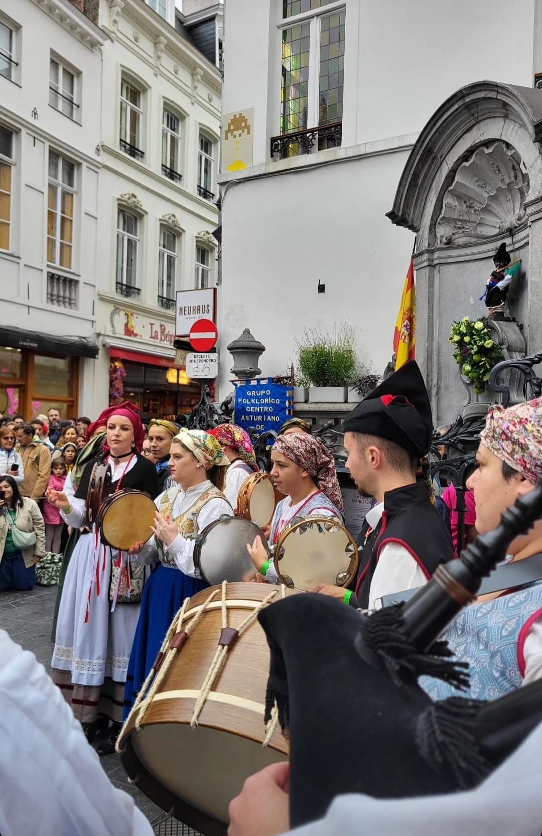El "Maneken Pis" escancia mea sidra vestido de asturiano