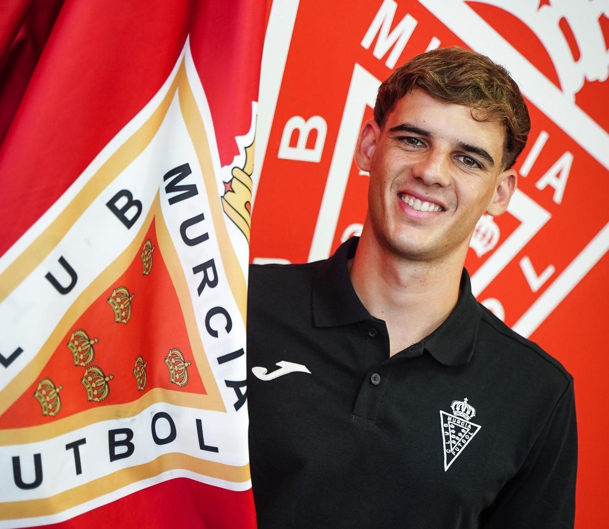 Jorge Sánchez, central del Real Murcia, tras su renovación con el Real Murcia.