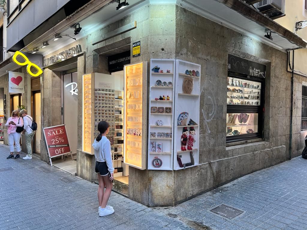 Las tiendas de 'souvenirs' invaden la calle Jaume II en Palma