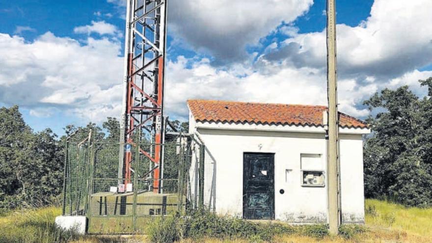 Casta de la línea telefónica en Rabanales (Zamora).