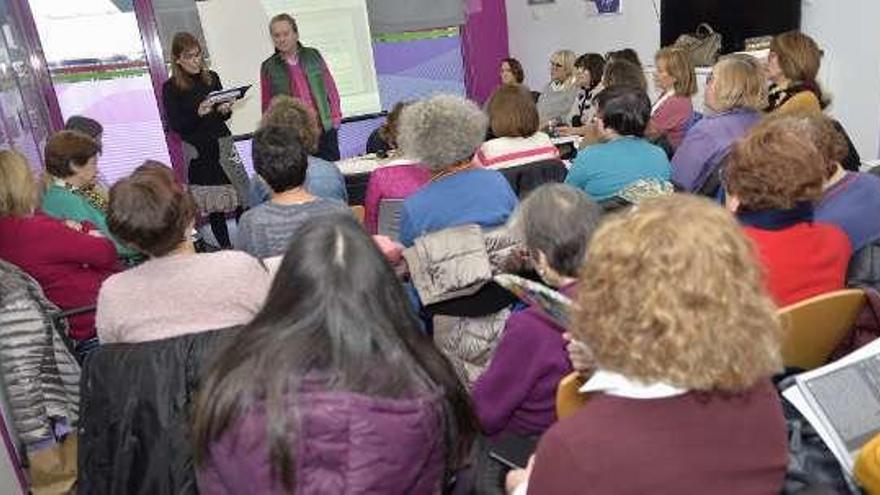 Las asistentes al club de lectura, con Aurora Saiz y Vicente Montes, de pie, durante la sesión de ayer.