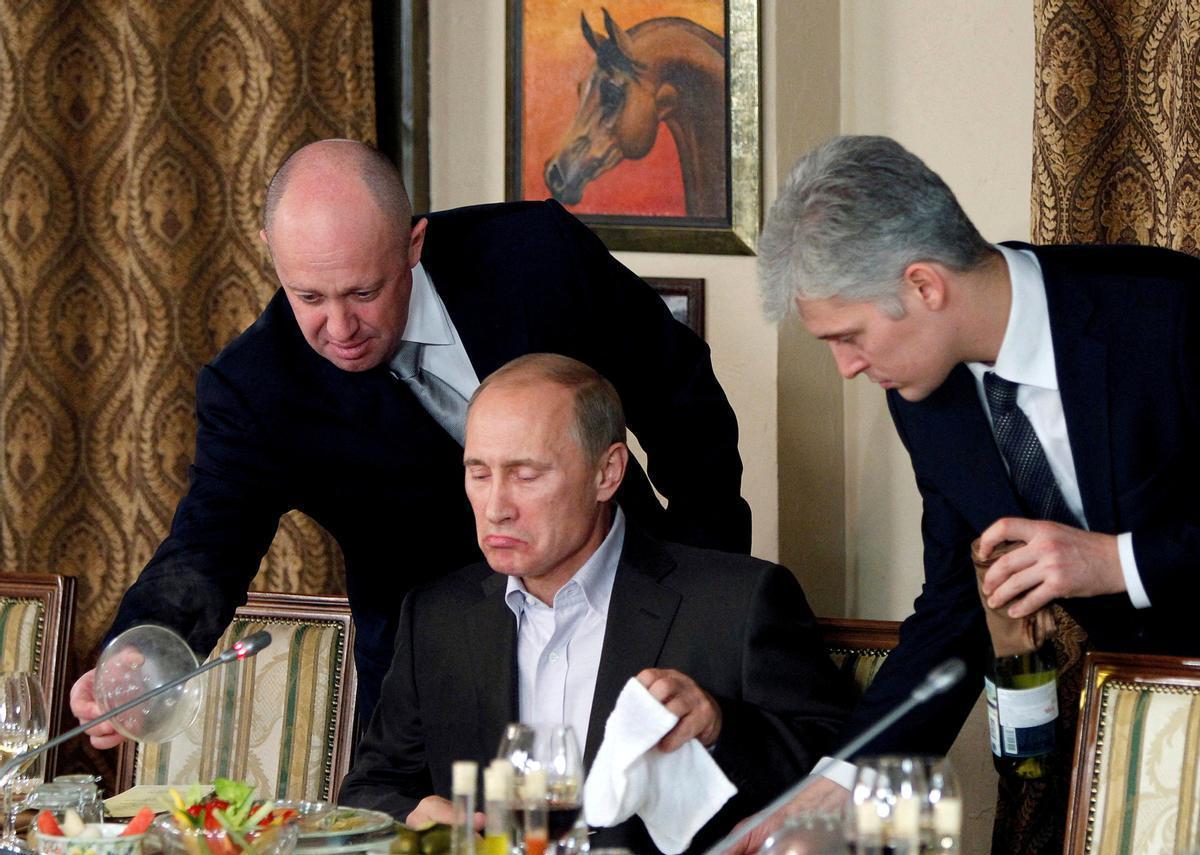 Yevgeny Prigozhin (izquierda) atiende al presidente ruso, Vladímir Putin.