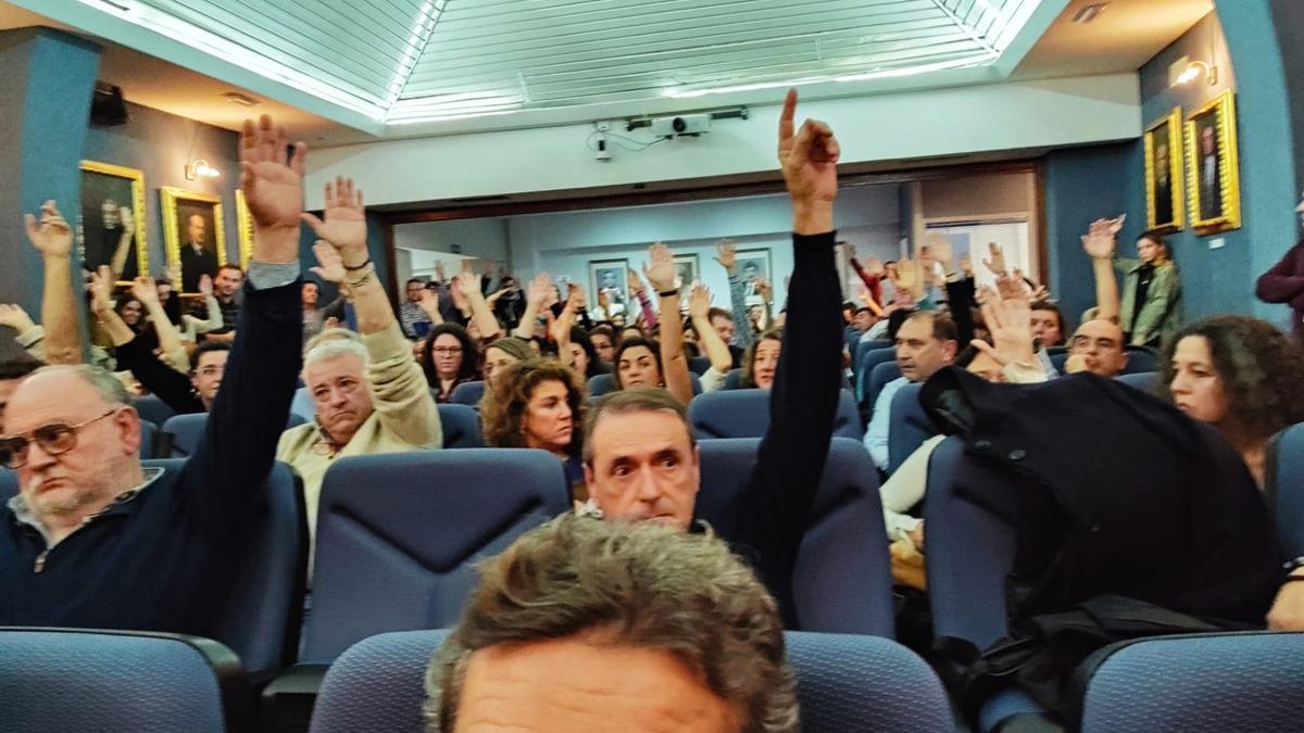 Los médicos votando en la asamblea