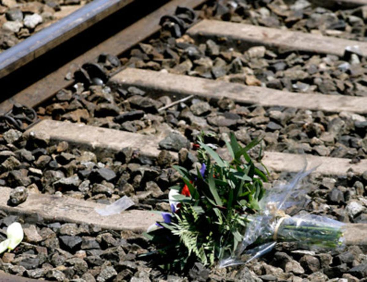 Flores depositadas en las vías de la estación, que ha quedado reabierta tras el accidente.