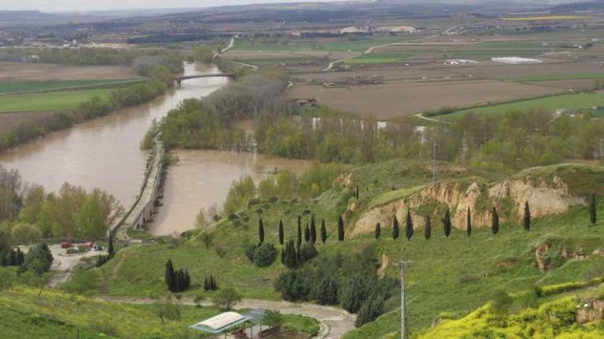 Imagen tomada ayer del río Duero a su paso por la ciudad de Toro, ahora el plena crecida por las abundantes precipitaciones.