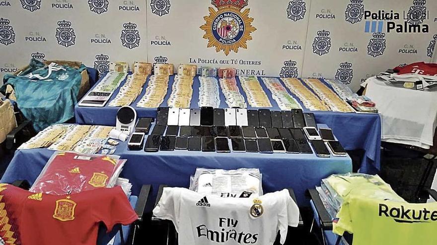 La PolicÃ­a intervino dinero en metÃ¡lico, telÃ©fonos mÃ³viles y camisetas falsificadas.