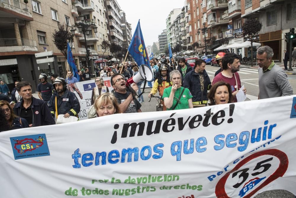 Manifestación de bomberos y trabajadores a la puerta de la Junta General del Principado