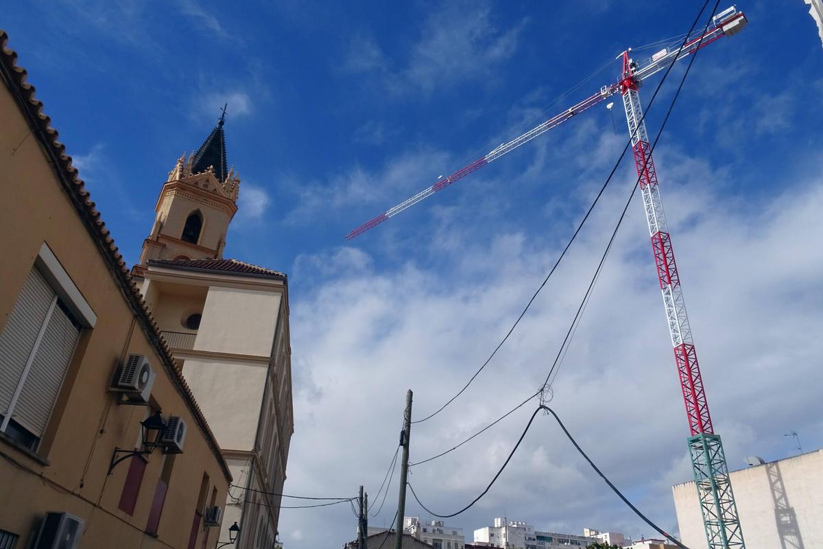 Una grúa enorme toma el solar frente a San Pablo donde se construirá un hotel y viviendas.
