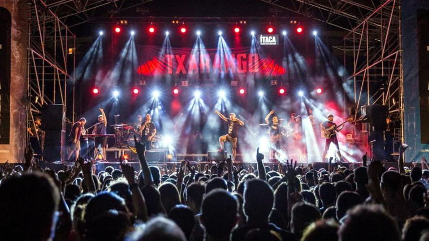 El públic ballant durant el concert de Txarango aquest divendres 22 de juny de 2018.