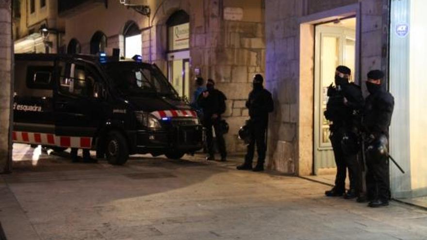 Un fort desplegament policial va tancar la plaça del Vi.