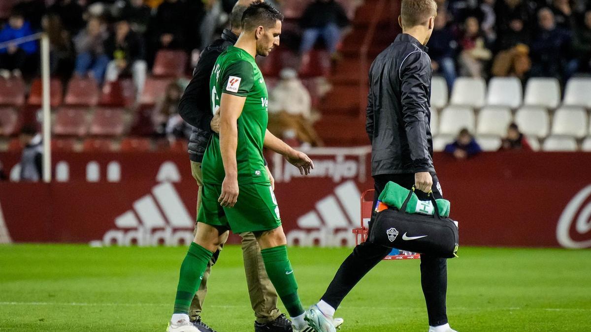 Pedro Bigas se retira del campo, tras lesionarse en el partido del sábado contra el Albacete