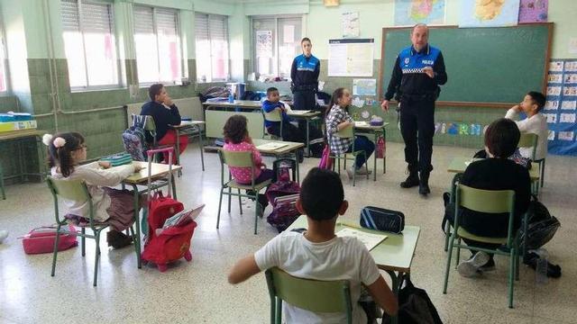 Varios alumnos atienden a la formación de educación vial.