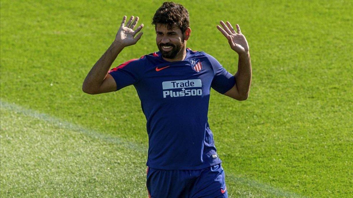 Costa, ejercitándose sobre el césped de la Ciudad Deportiva