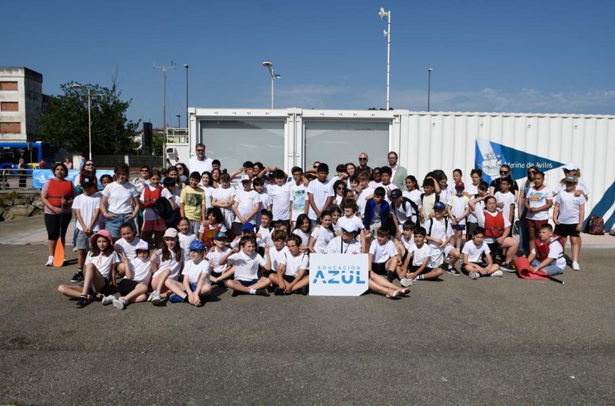 Los alumnos del Marcelo Gago posando junto a los profesores y encargados de la fundación Educación Azul antes de la actividad.