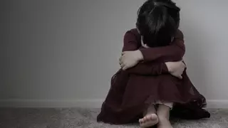 Pasaban hambre, frío y les castigaban a estar de rodillas y encerrados durante horas: el calvario de cuatro hermanos en Gijón que llevan a juicio a su padre y madrastra