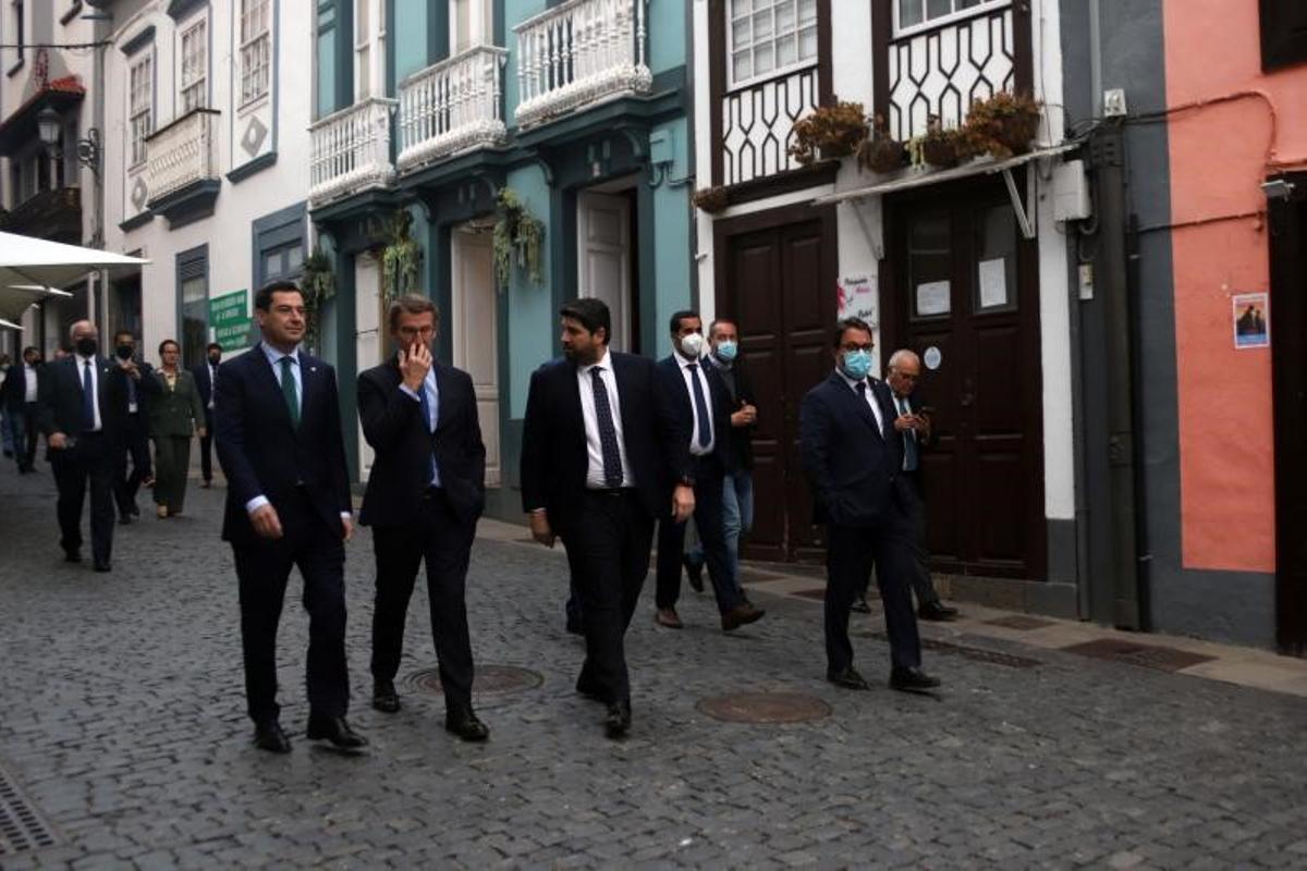 Los presidentes de Andalucía, Juanma Moreno; Galicia, Alberto Núñez Feijóo, y Murcia, Fernando López Miras, por la calle Real de Santa Cruz de La Palma, tras el homenaje al pueblo de la isla, este 12 de marzo de 2022.