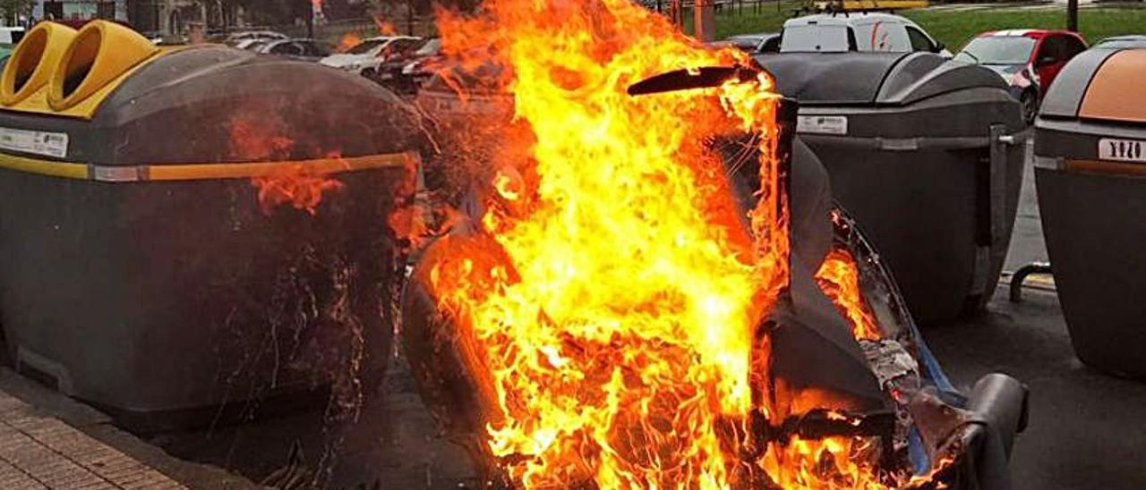 Varios contenedores y un coche dañados en la calle Baleares.