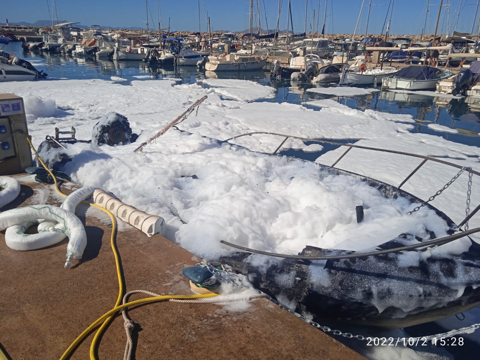 Un herido en un incendio que ha destruido dos embarcaciones en el puerto de la Colònia de Sant Pere