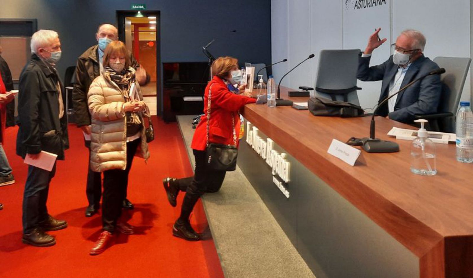 Un momento de la firma de libros al final del acto. | Fernando Rodríguez