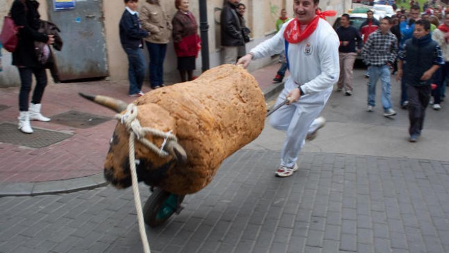Un simulado toro enmaromado permitió revivir el espíritu taurino entre los benaventanos