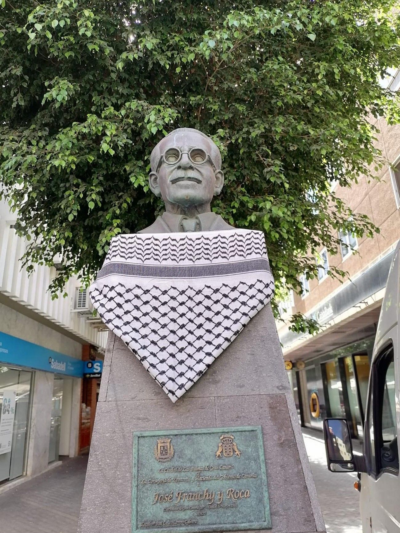 Las esculturas de Las Palmas de Gran Canaria amanecen ataviadas con pañuelos palestinos