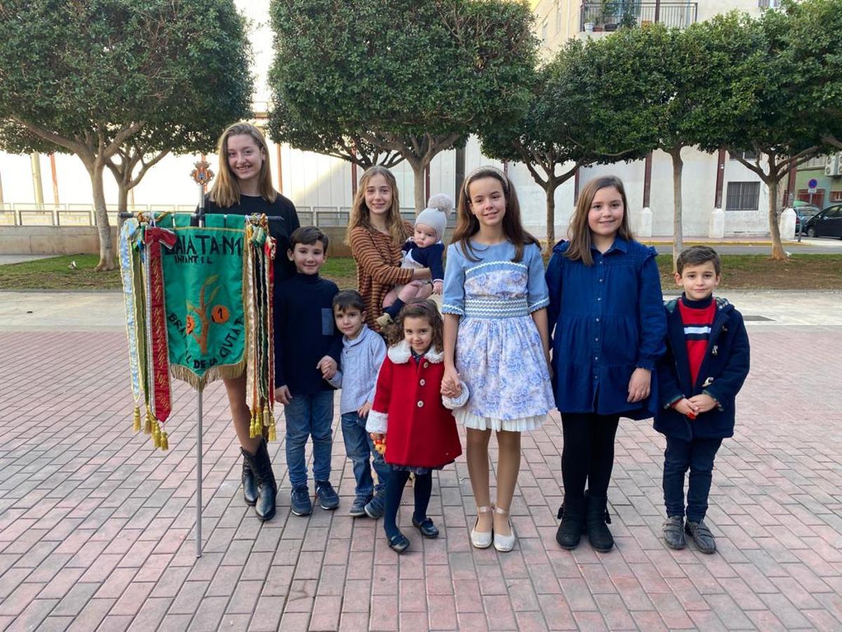 La madrina infantil con las damas y acompañantes más pequeños.