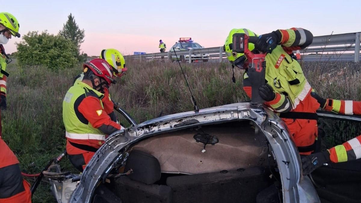 Imagen de la intervención de efectivos del Consorcio Provincial de Bomberos de València en el accidente registrado en la A-3 a su paso por Caudete de las Fuentes (Valencia).