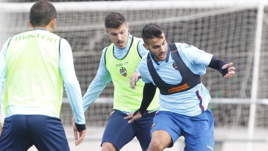 Róber Pier, a la derecha, en un entrenamiento en Buñol.