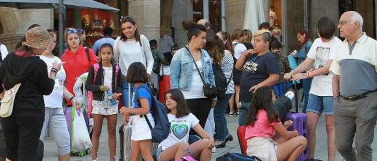 Los menores, ayer, antes de partir a Porto do Son. // Iñaki Osorio