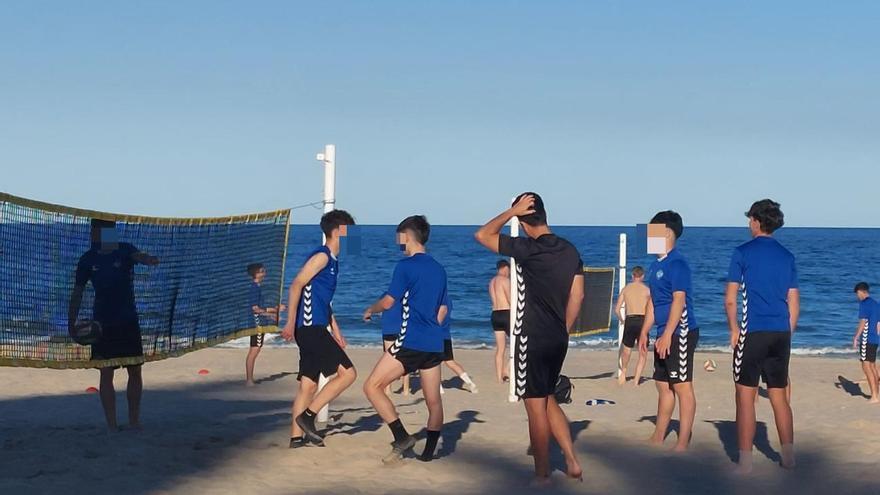 Entrendores del fútbol base del Intercity, durante un entrenamiento en la playa