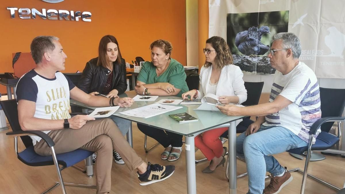 la reunión de coordinación previa a la visita a la feria por parte del personal técnico municipal, que mantuvo un encuentro el martes con la teniente de alcalde y la concejala de Turismo