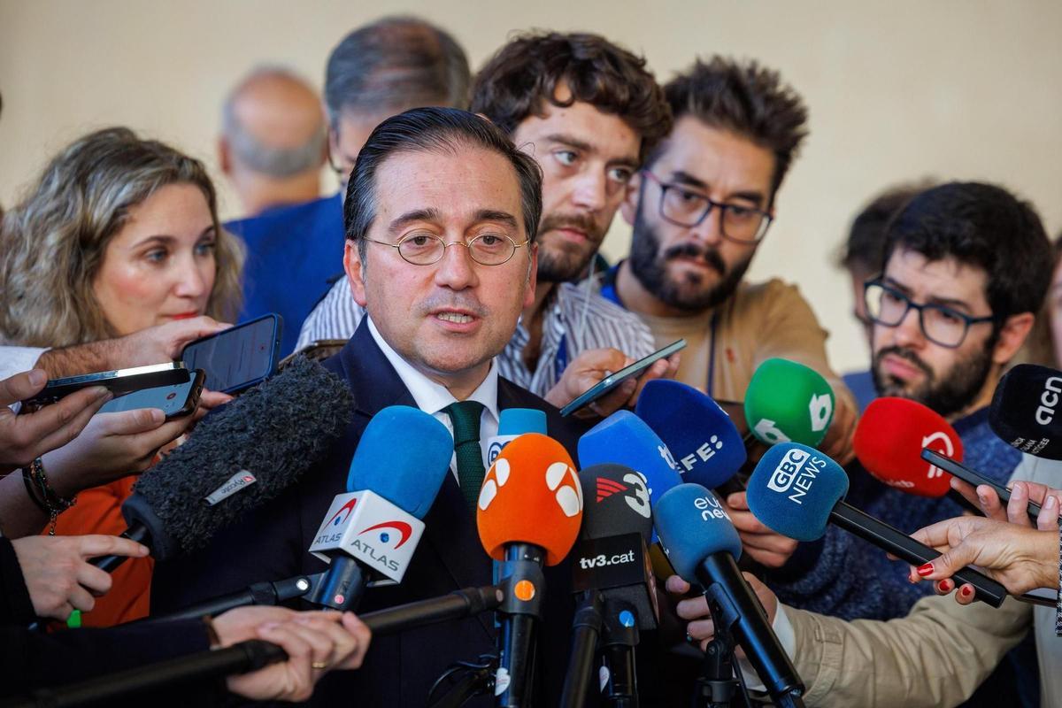 José Manuel Albares atiende a los medios tras una reunión en Bruselas.