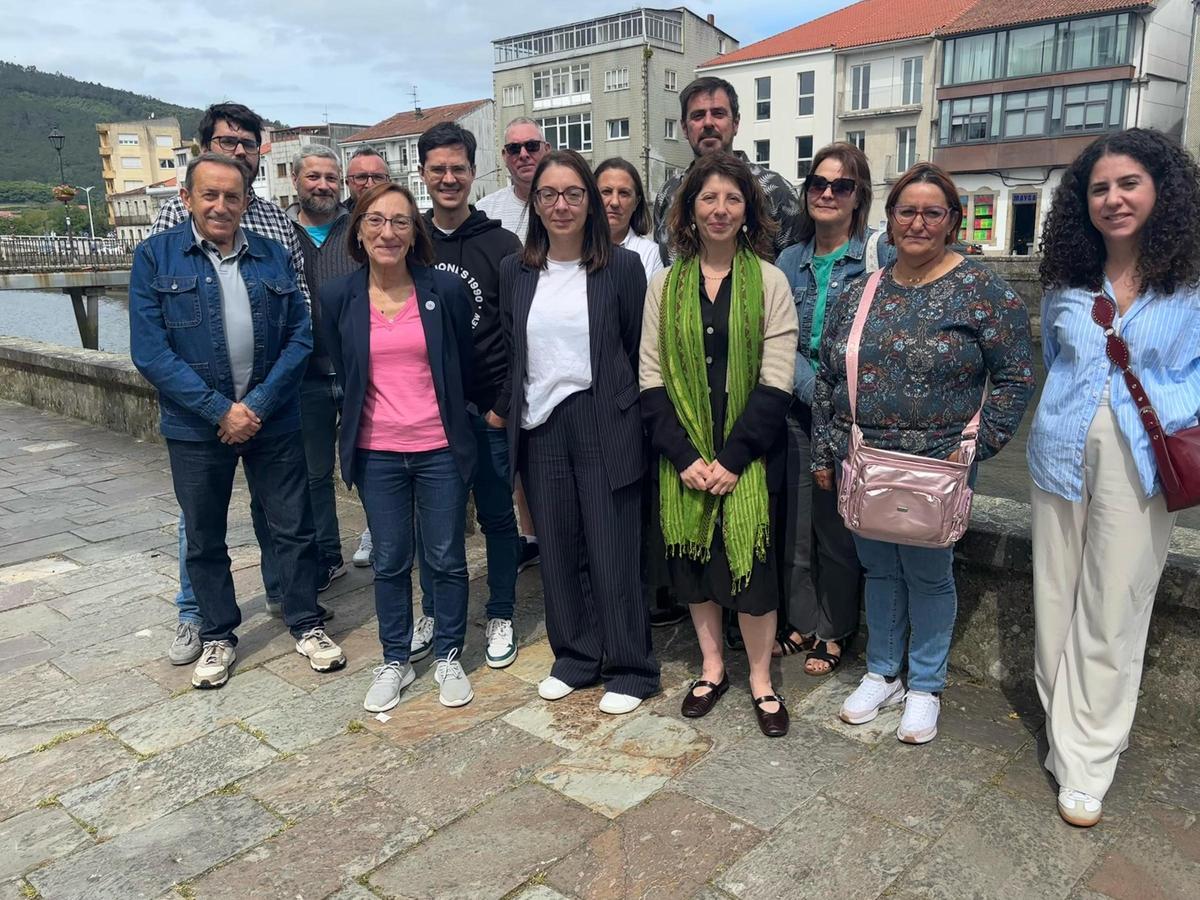 Rosana Pérez, izqda., con representantes del BNG y del comité de empresa de la planta, este lunes en Noia.