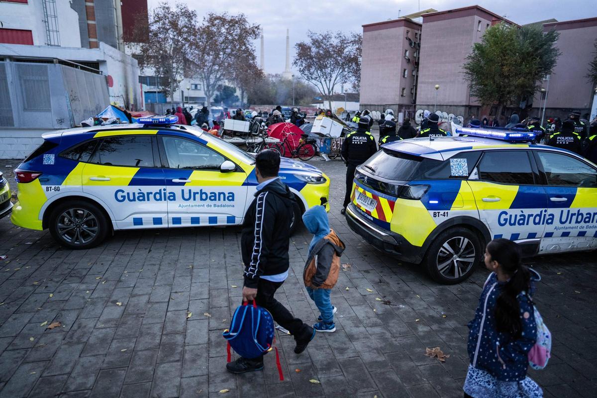 Operativo policial para desmontar la acampada de los desalojados del B9
