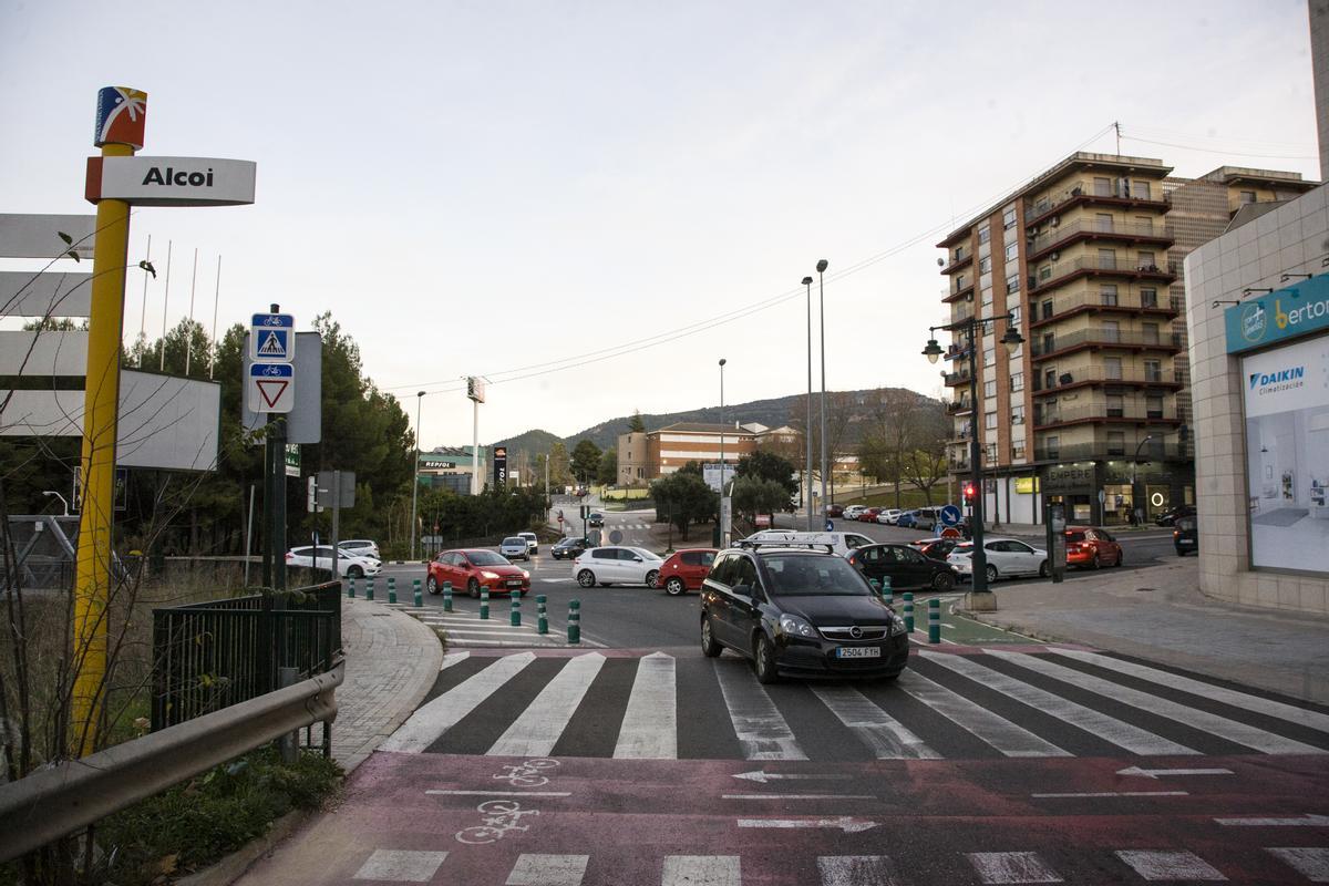 Vehículos accediendo a la avenida Tirant lo Blanc desde el actual cruce, con el tráfico algo congestionado.