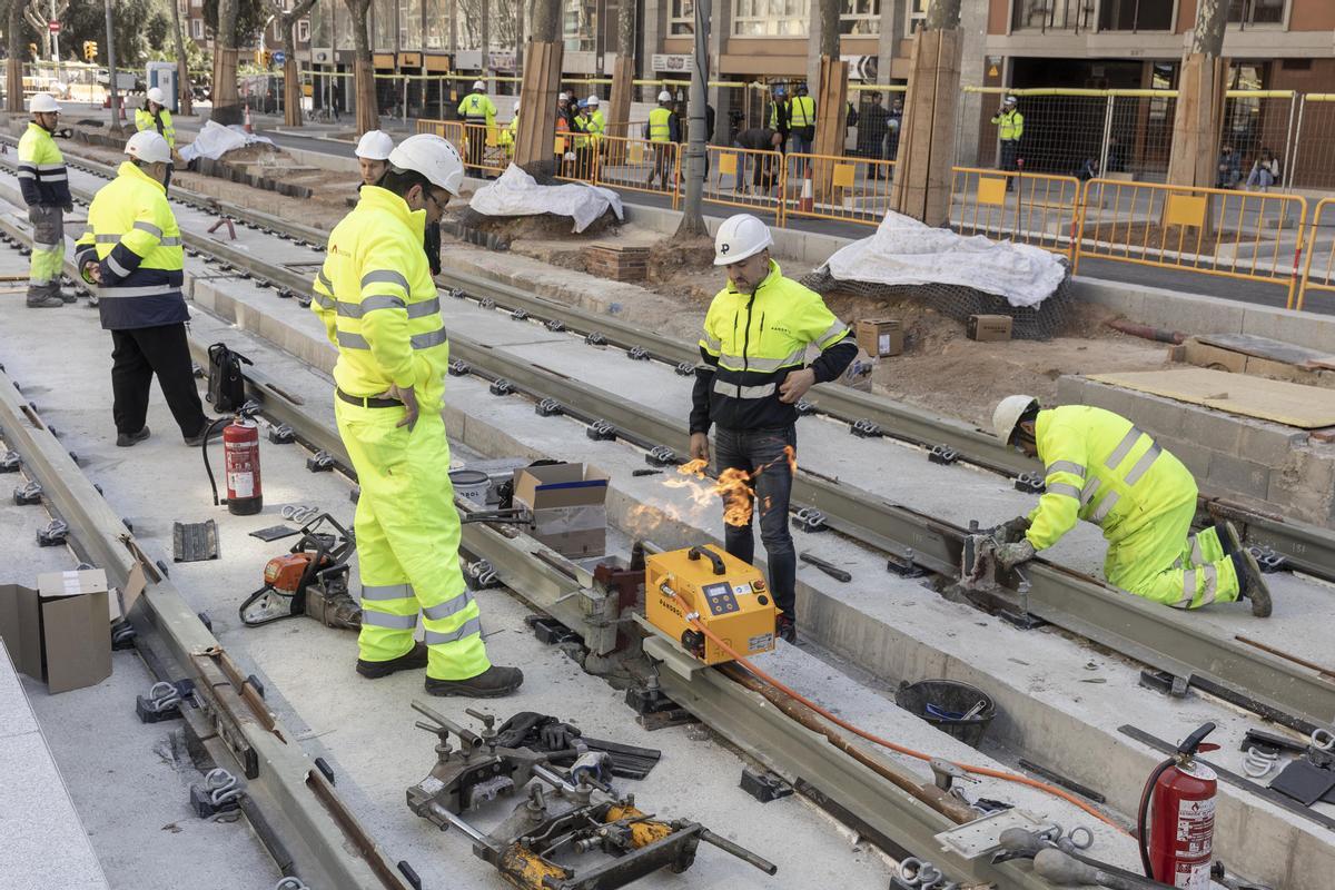 El tranvía avanza por la Diagonal entre Glòries y Verdaguer