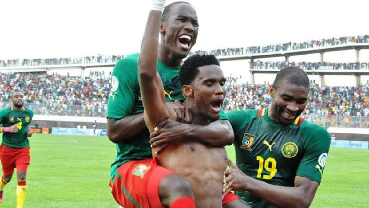 Fabrice Olinga abraza a Samuel Eto'o en un partido con la selección de Camerún