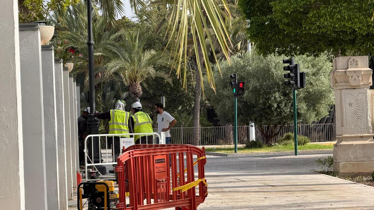Operarios durante la instalación de una de las farolas en el Paseo de la Estación de Elche