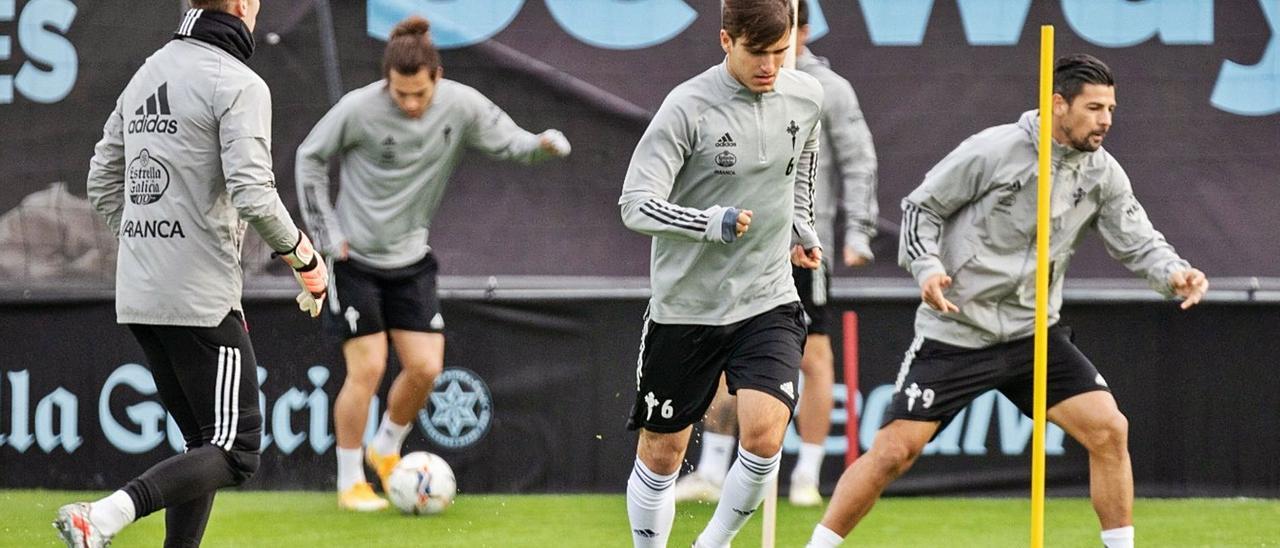 Rubén Blanco, Miguel Rodríguez, Denis Suárez y Nolito, ayer, durante el entrenamiento en A Madroa. |  // RCCV