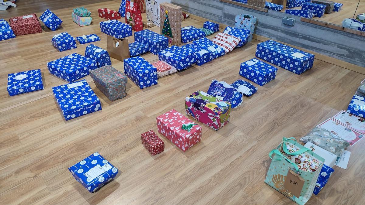 Regalos que los niños y niñas de familias necesitadas de Ames recibieron ayer.