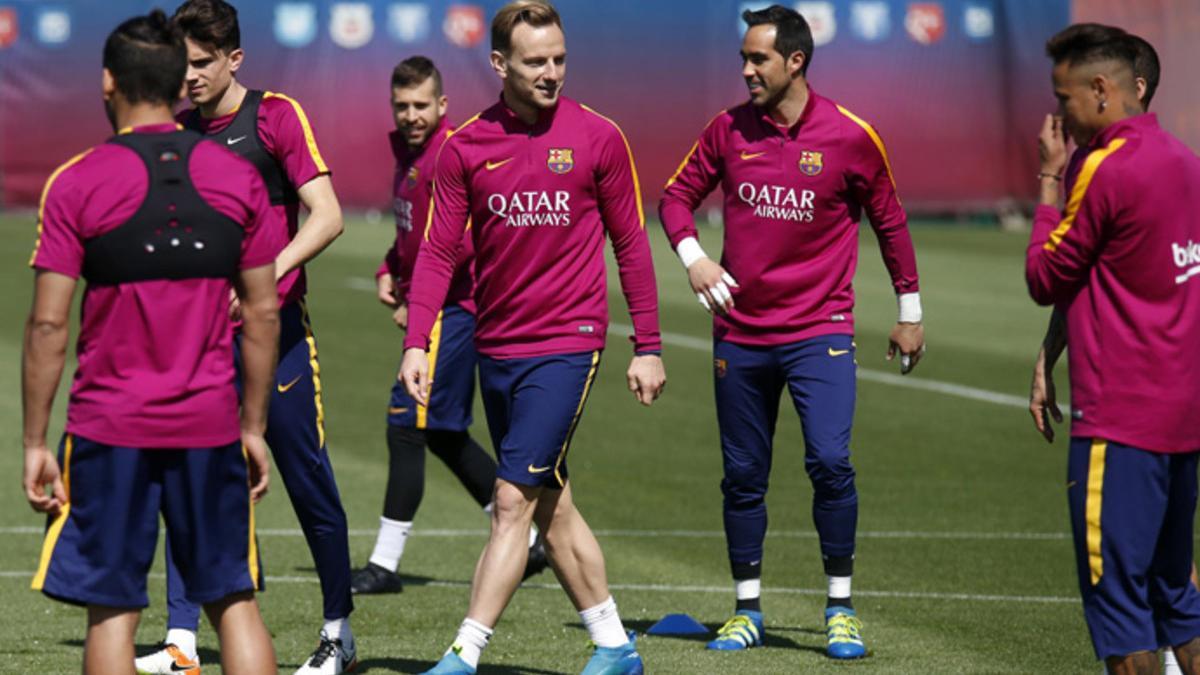 La plantilla del FC Barcelona durante un entrenamiento en la Ciutat Esportiva Joan Gamper