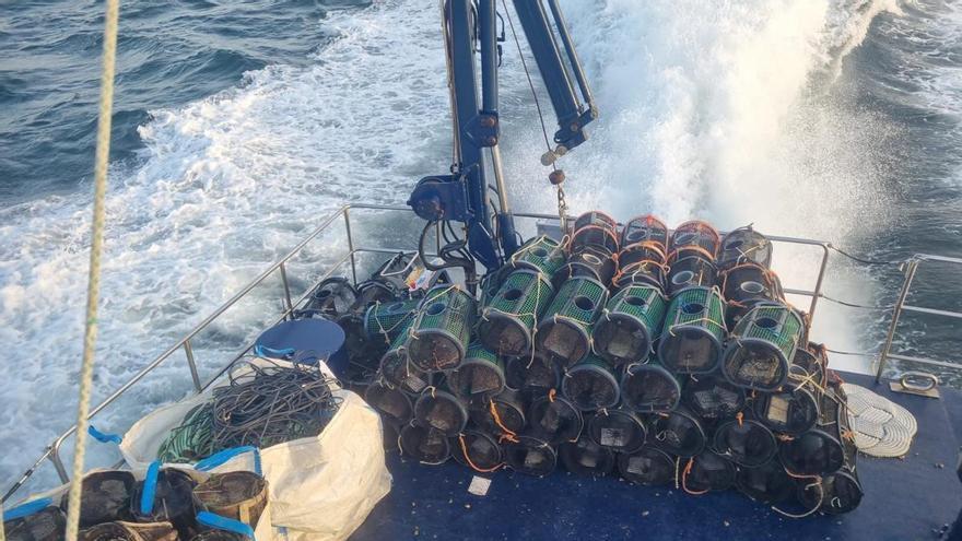 Gardacostas no baja el ritmo frente a los furtivos e incauta 300 nasas, 22 miños y 100 kilos de pulpo, marisco y pescado