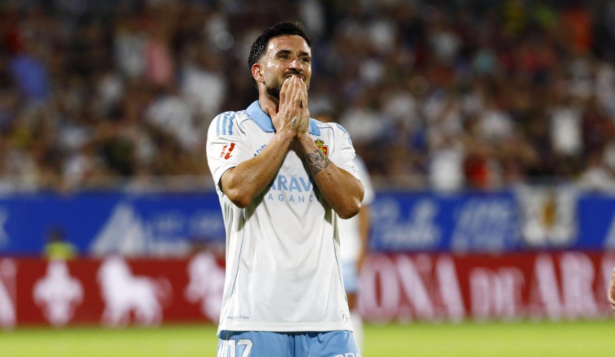 Sebas Moyano se lamenta tras una acción en un partido en el Ibercaja Estadio.