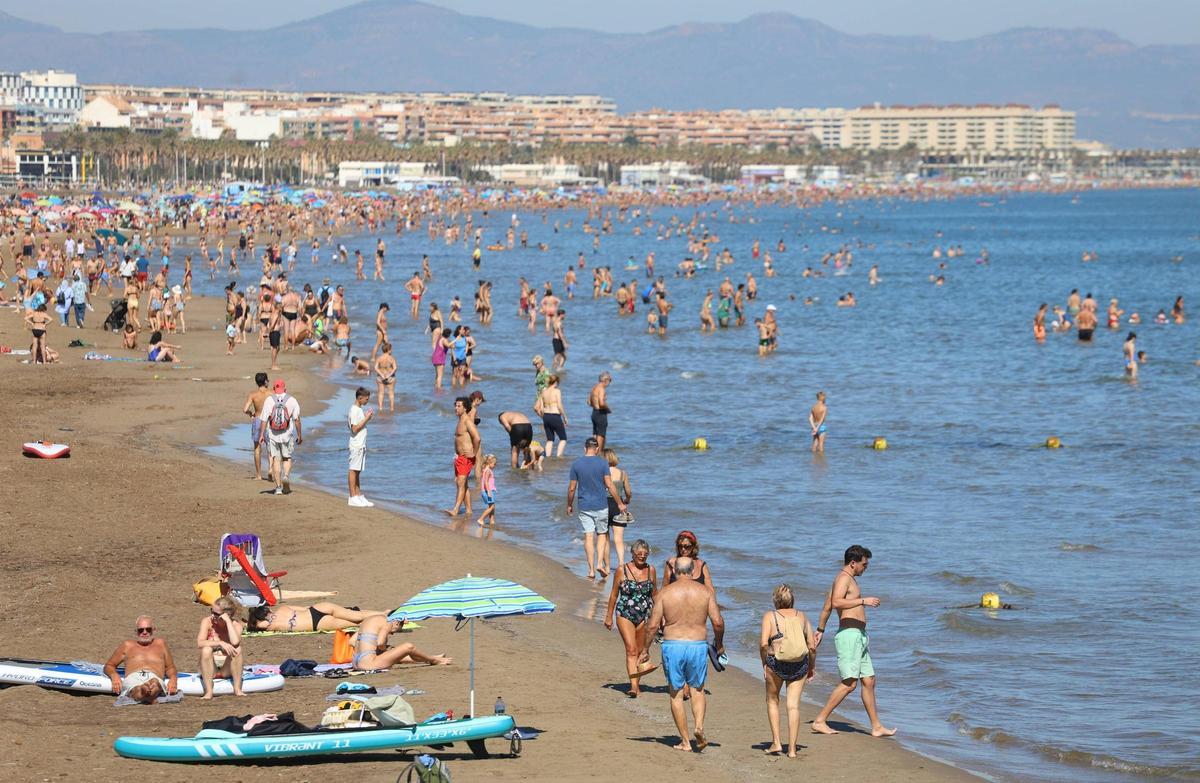 El buen tiempo llena la playa de la Malvarrosa en València El buen tiempo llena la playa de la Malvarrosa en València