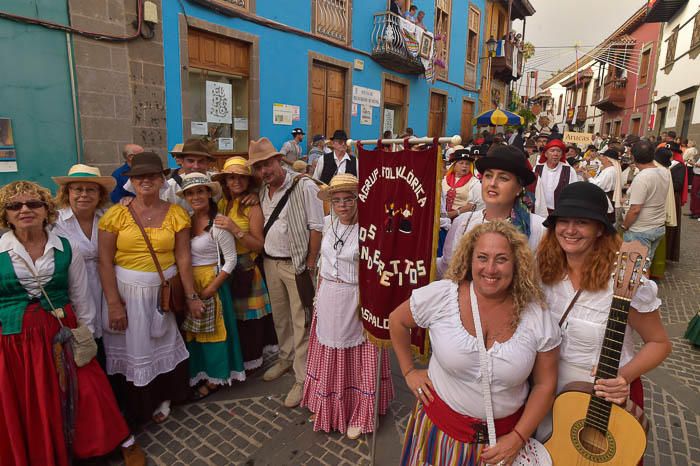 Carretas y grupos en la romería del Pino