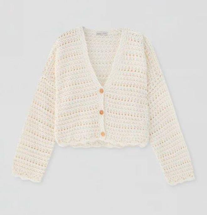 Chaqueta crochet botones de Pull&amp;Bear (precio: 25,99 euros)