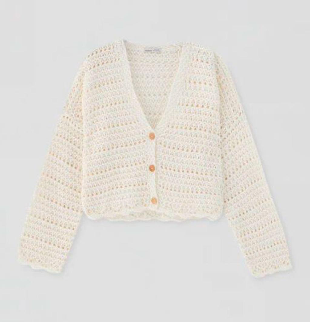 Chaqueta crochet botones de Pull&amp;Bear (precio: 25,99 euros)