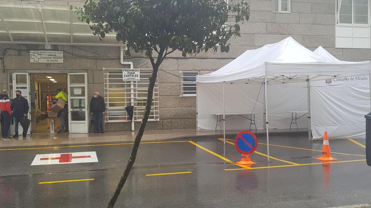 La carpa instalada hoy en la acera de la entrada. / F.G.S.