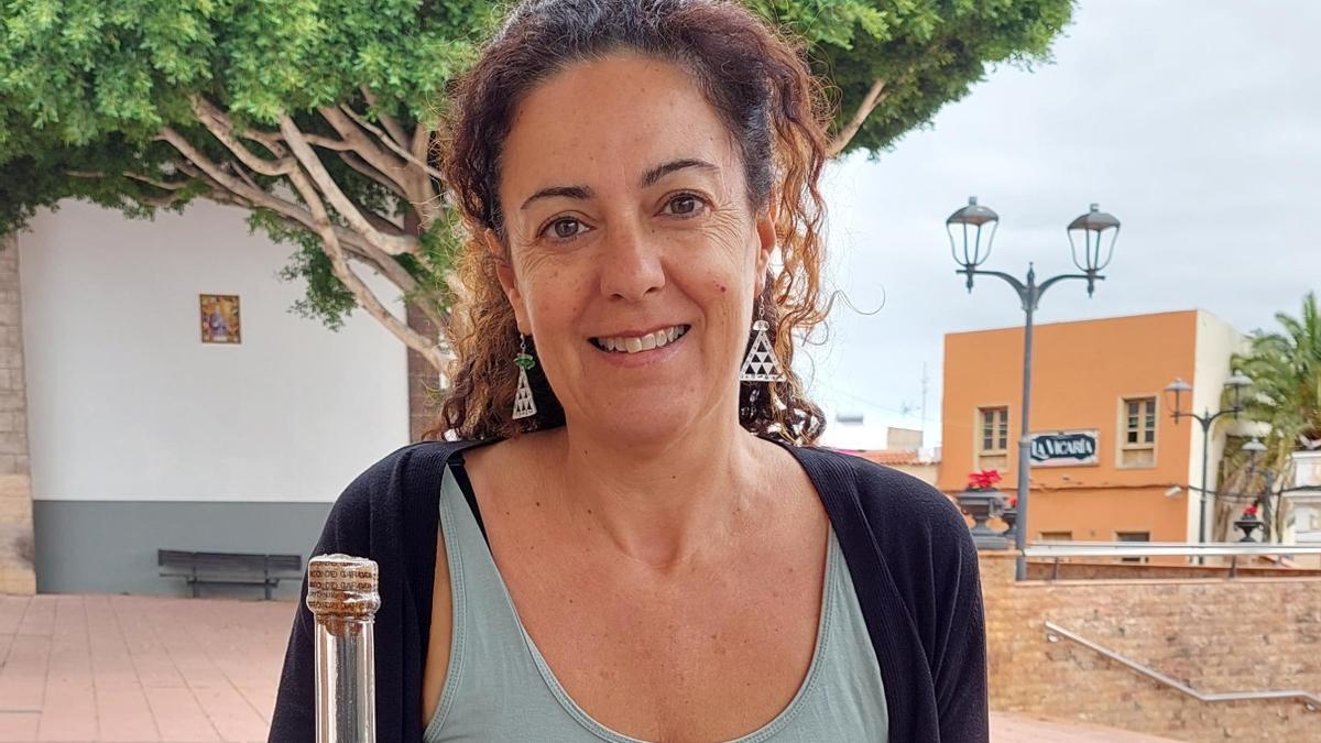 Isaura González muestra productos de la marca Almendreros de Guayadeque.